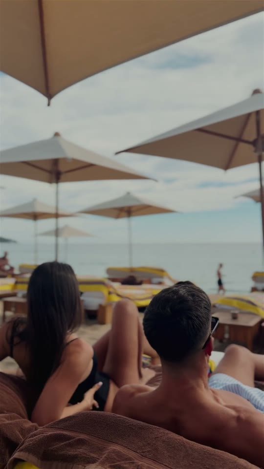 Plan moyen : des personnes dans le lieu